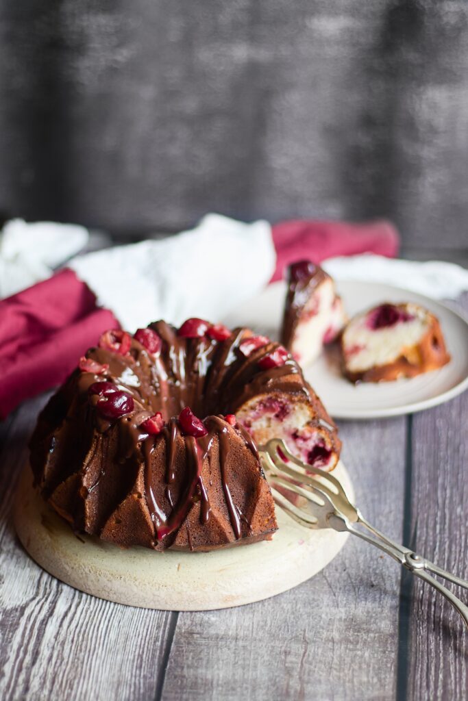 Tvarohová bábovka, bábovka z tvarohového těsta s višněmi, na víkend