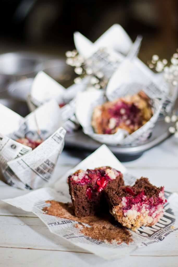 Piškotové kakaové muffiny s višněmi a drobenkou