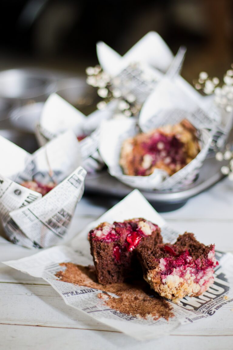 Piškotové kakaové muffiny s višněmi a drobenkou