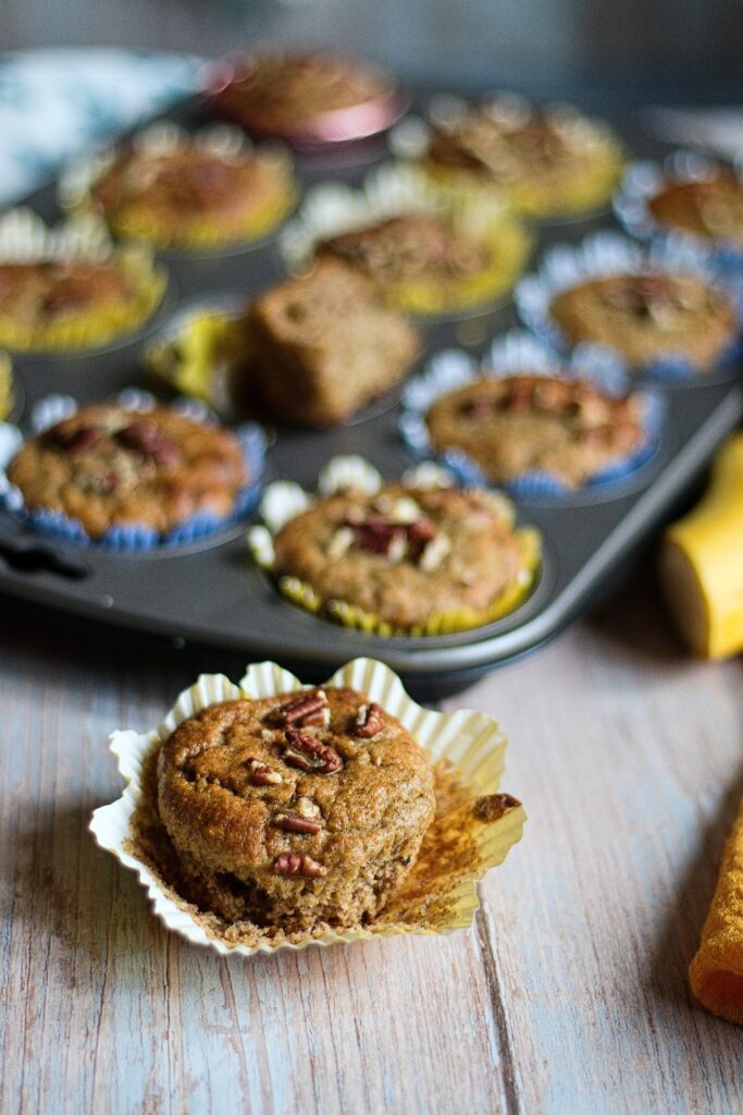 Snídaňové banánové muffiny, ovesná mouka, alternativa, zdravé, ořechy, banán