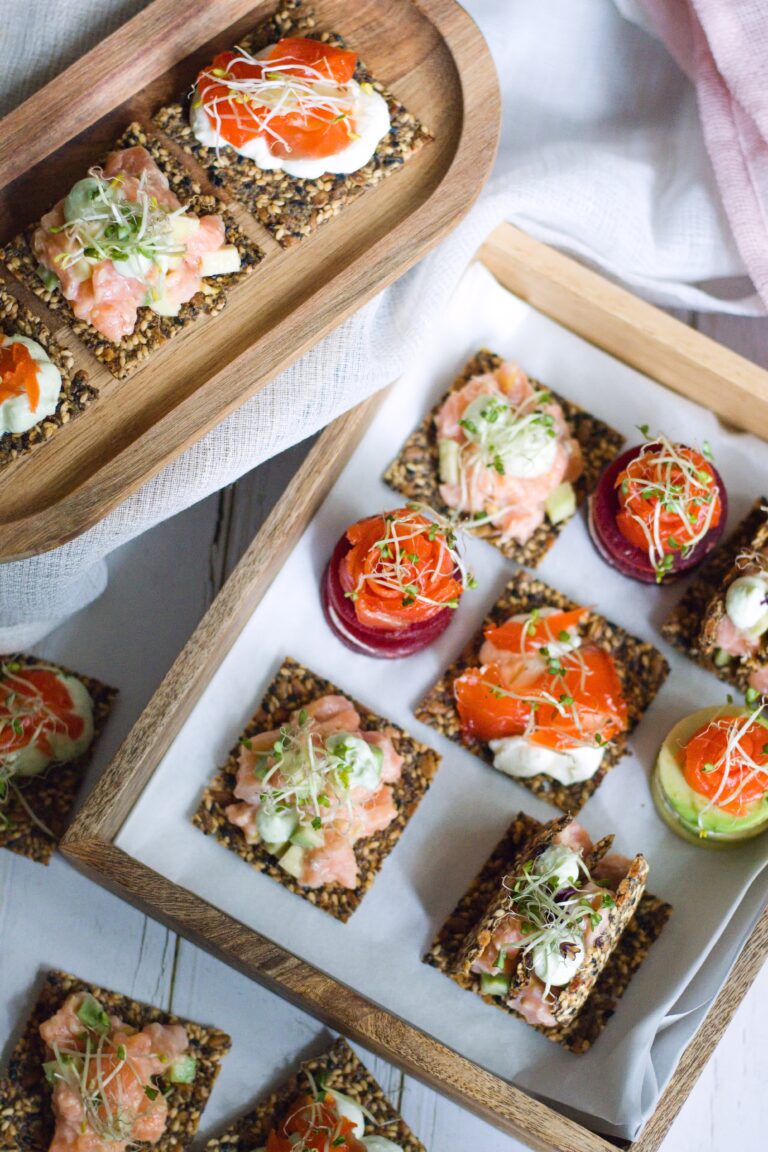 Kanapky s gravlax lososem, avokádem a bezlepkovými semínkovými krekry