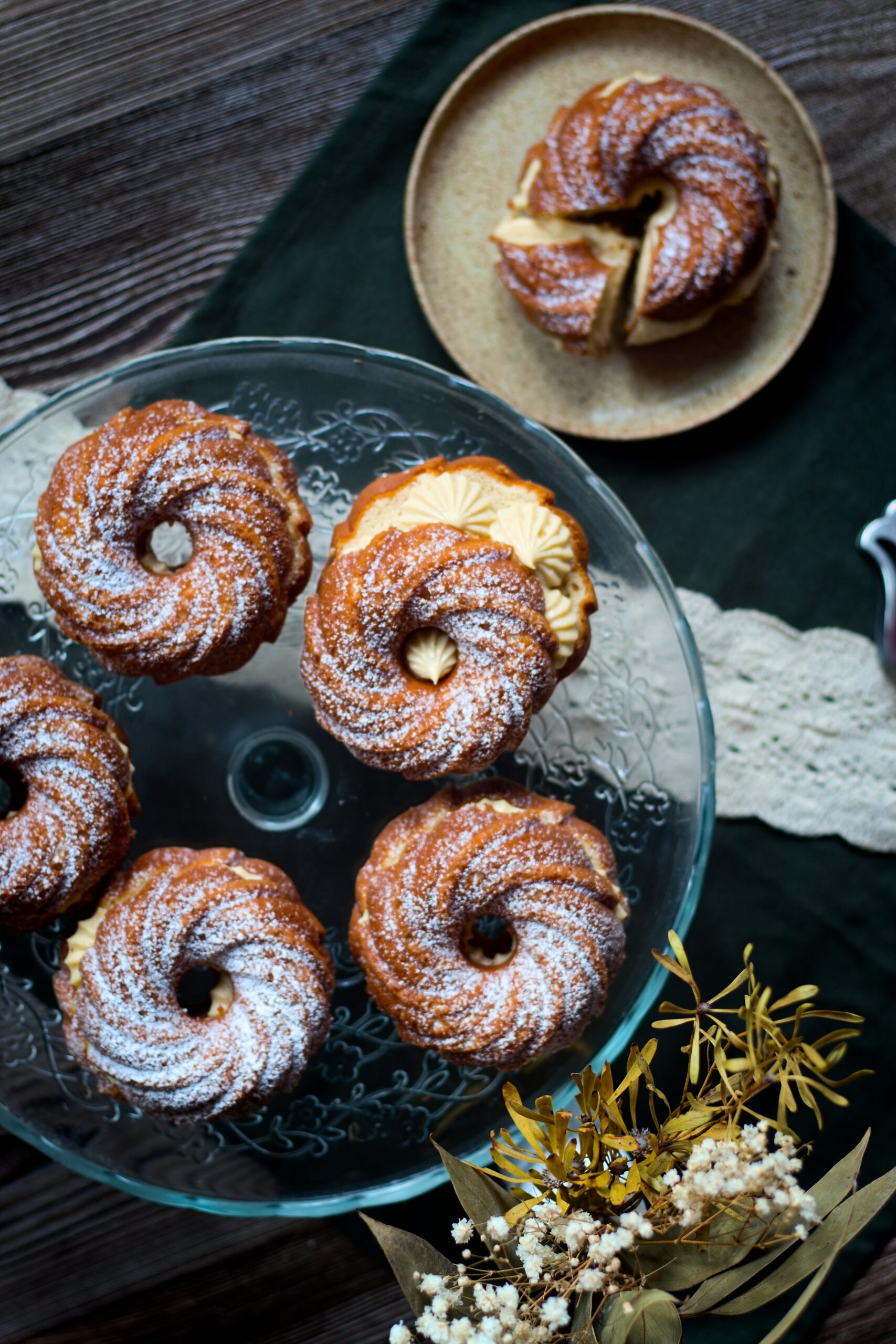 Mandlové bábovky s vanilkovým žloutkovým krémem