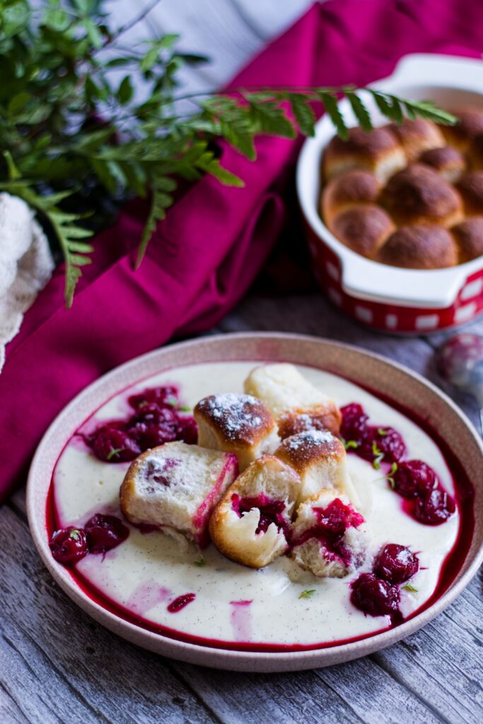 Buchtičky s vanilkovým krémem a višněmi