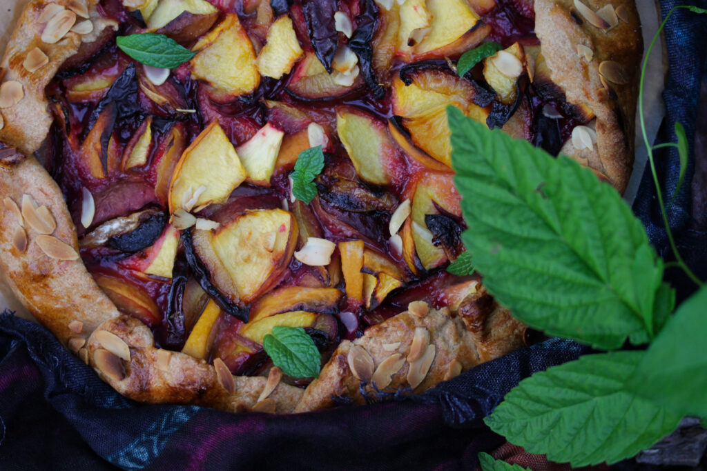 Detail galetky, broskve a švestky