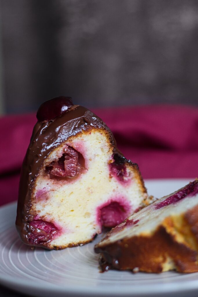 Tvarohová bábovka s ovocem, višněmi a čokoládou