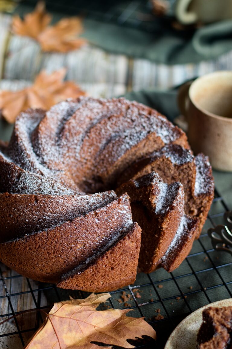 Perníková bábovka z hladké a celozrnné mouky, doplněna o povidla