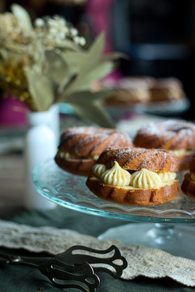 Mandlové bábovky s vanilkovým žloutkovým krémem