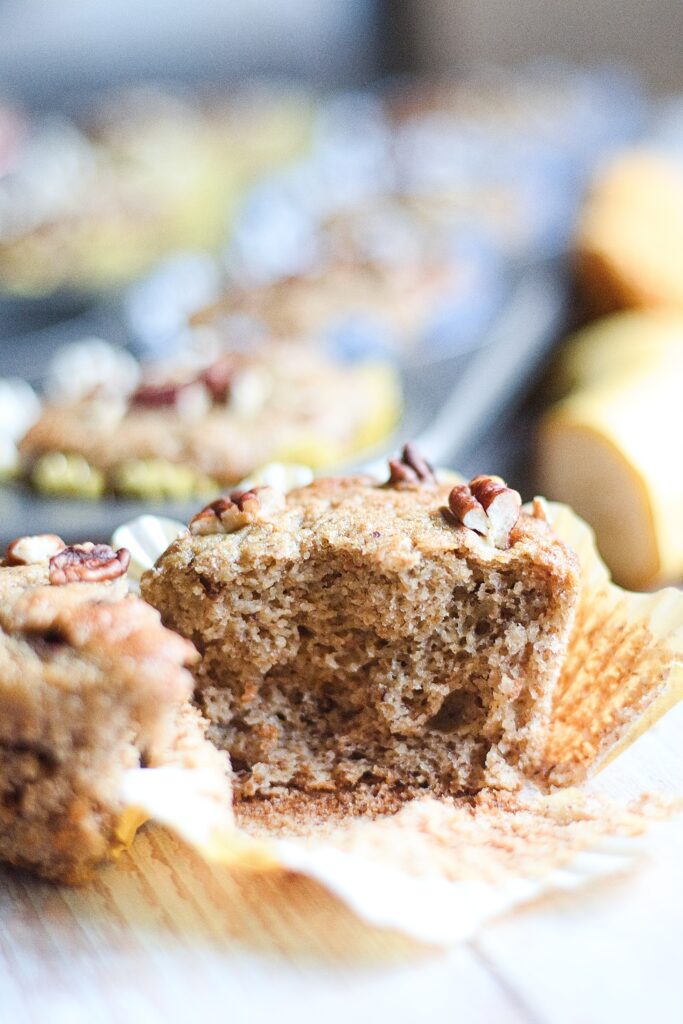 Snídaňové banánové muffiny, ovesná mouka, alternativa, zdravé, ořechy, banán