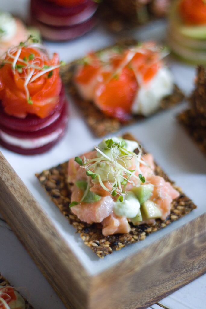 Kremový lososový tataráček s avokádem a bezlepkovými semínkovými krekry