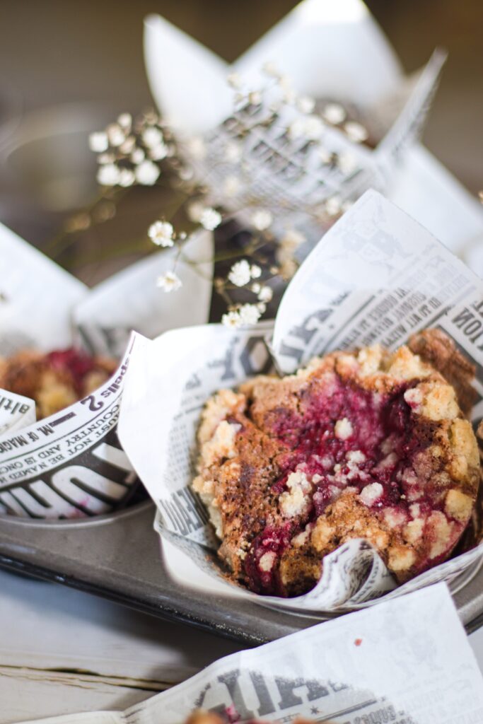 Piškotové kakaové muffiny s višněmi a drobenkou