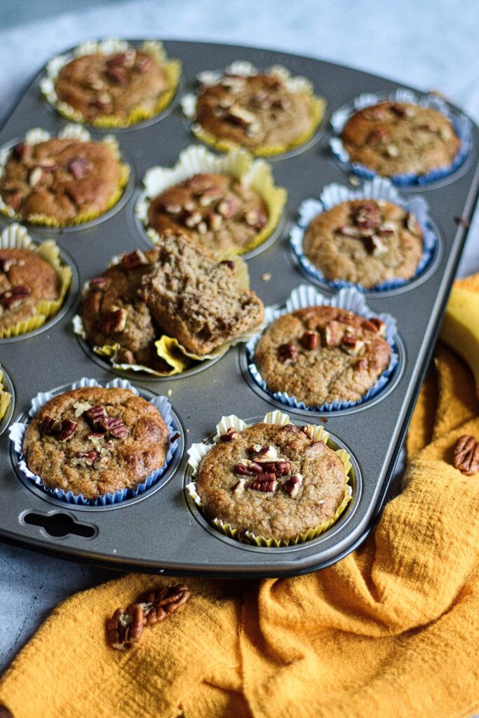 Snídaňové banánové muffiny, ovesná mouka, alternativa, zdravé, ořechy, banán