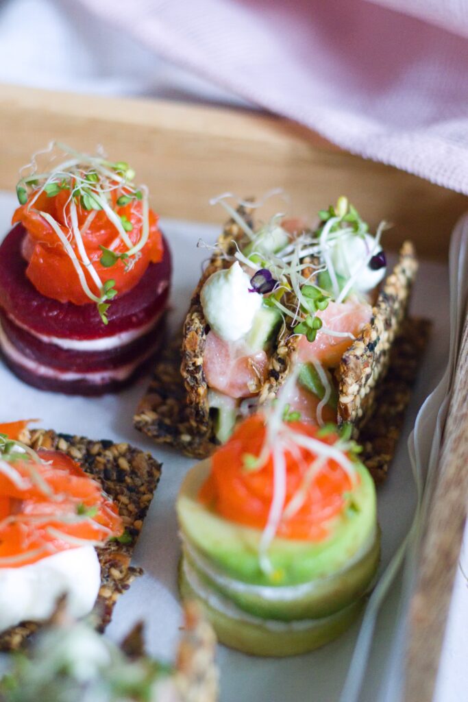 Kremový lososový tataráček s avokádem a bezlepkovými semínkovými krekry