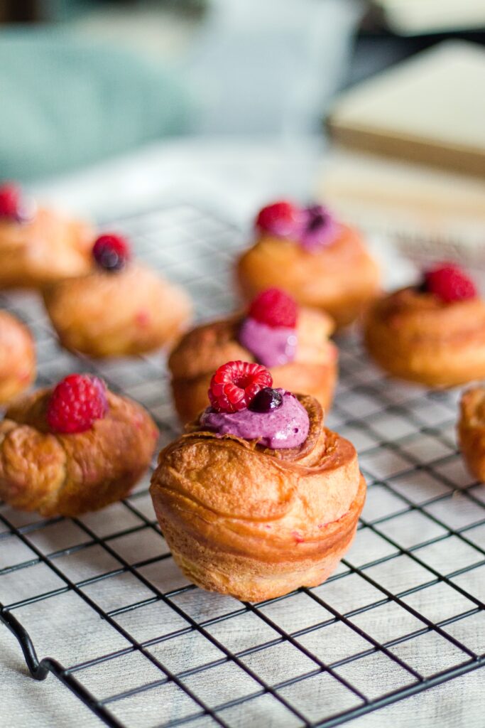 Cruffiny s ostružinovým krémem