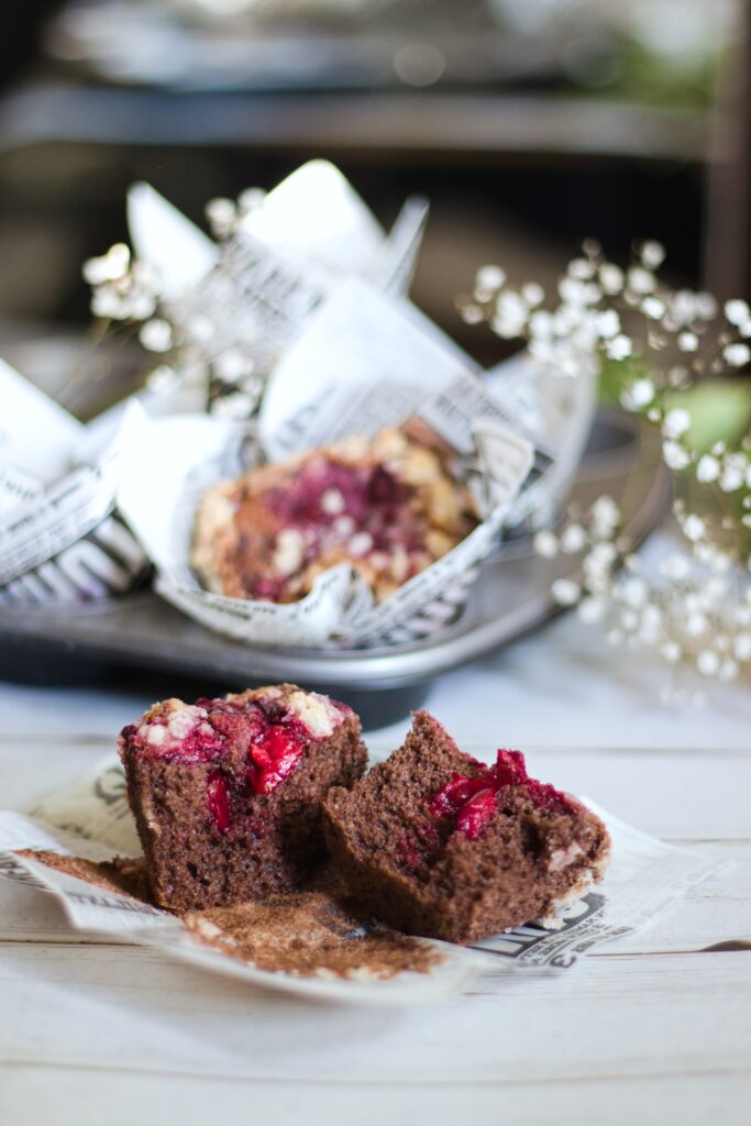 Piškotové kakaové muffiny s višněmi a drobenkou