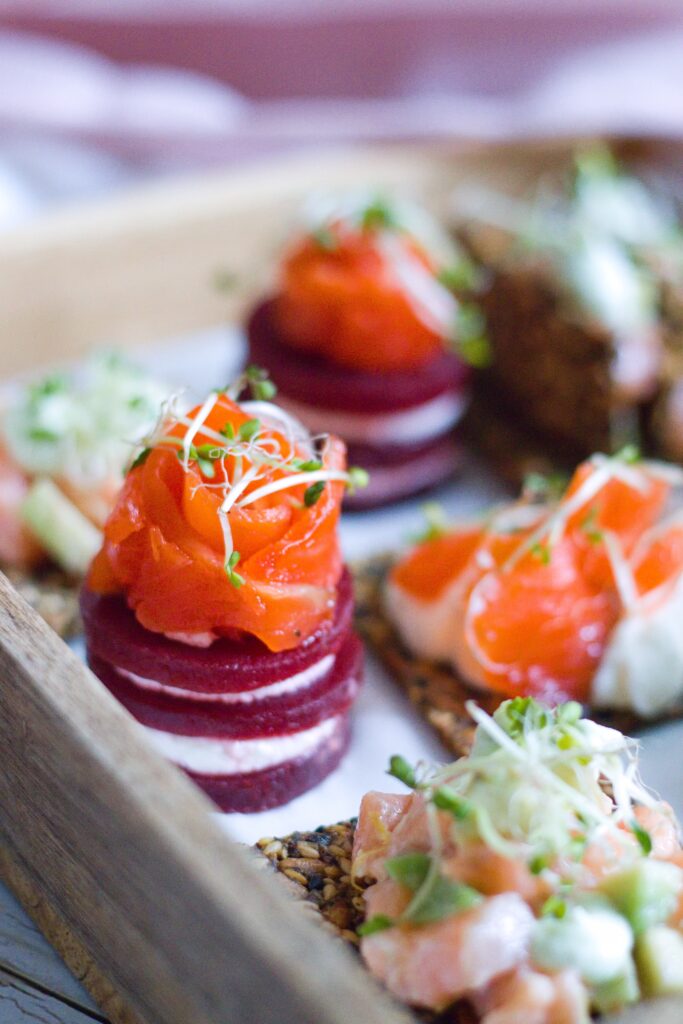 Kremový lososový tataráček s avokádem a bezlepkovými semínkovými krekry