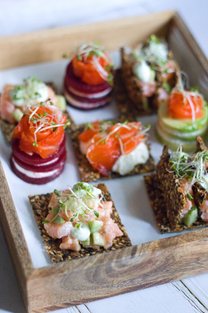 Kanapky s gravlax lososem, avokádem a bezlepkovými semínkovými krekry