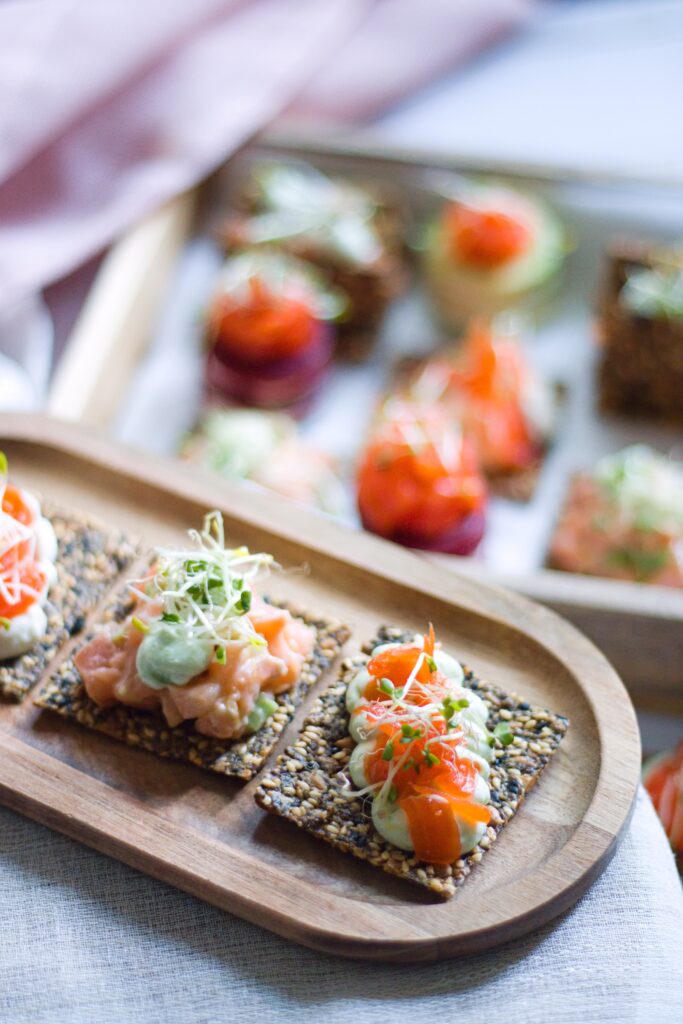 Kanapky s gravlax lososem, avokádem a bezlepkovými semínkovými krekry