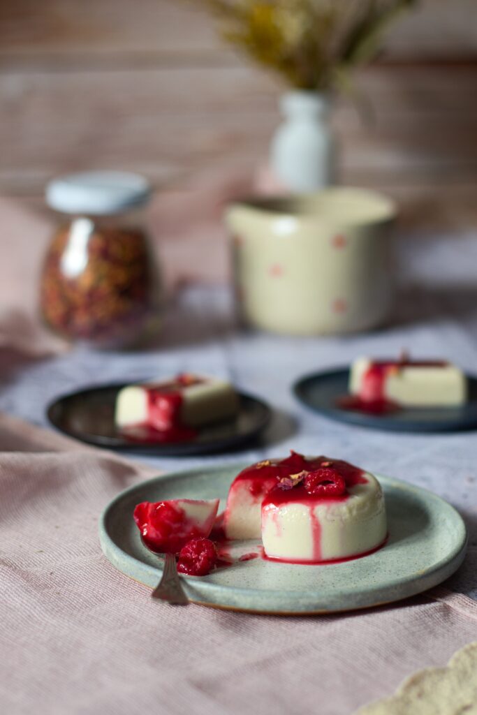 Kešu Panna cotta s malinami, malinová omáčka, veganská panna cotta s kešu a agarem