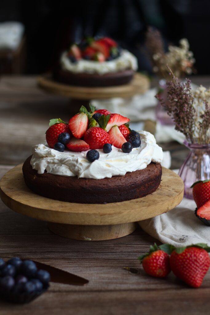 Čokoládový brownies dort s krémem z mascarpone a šlehačky a s čerstvým ovocem