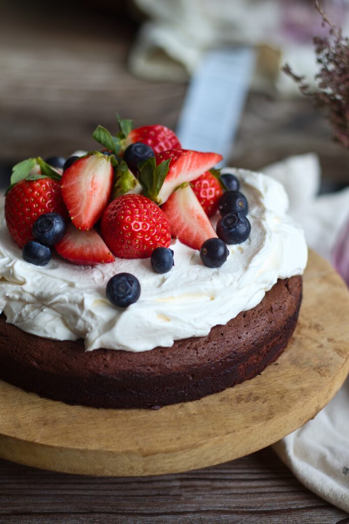 Čokoládový brownies dort s krémem z mascarpone a šlehačky a s čerstvým ovocem