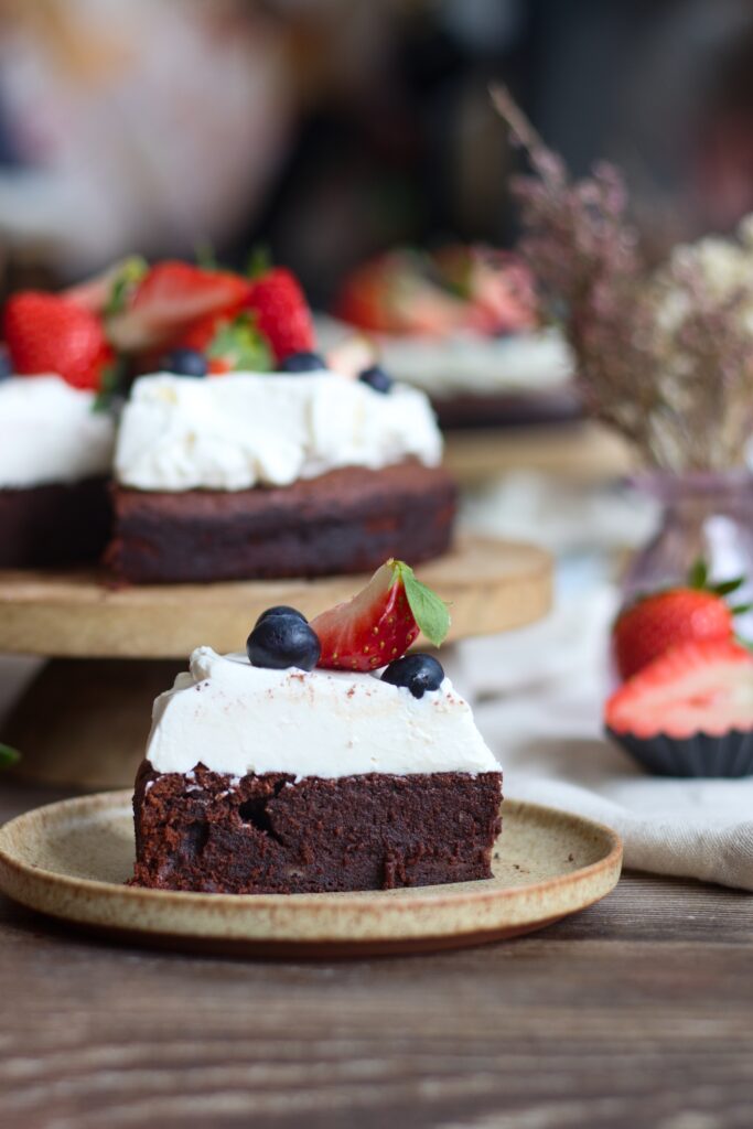 Čokoládový brownies dort s krémem z mascarpone a šlehačky a s čerstvým ovocem