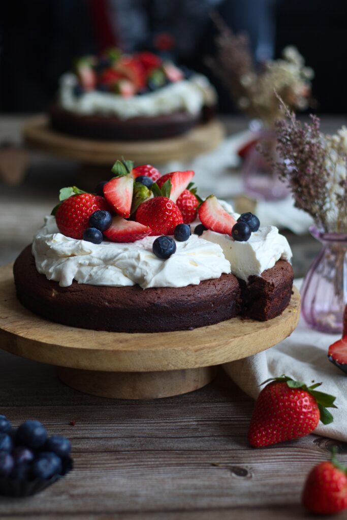 Čokoládový brownies dort s krémem z mascarpone a šlehačky a s čerstvým ovocem