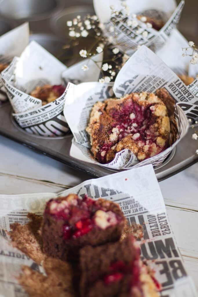 Piškotové kakaové muffiny s višněmi a drobenkou