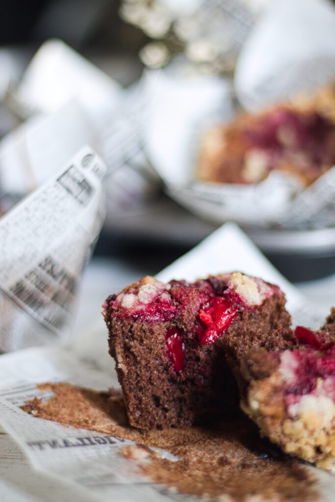Piškotové kakaové muffiny s višněmi a drobenkou