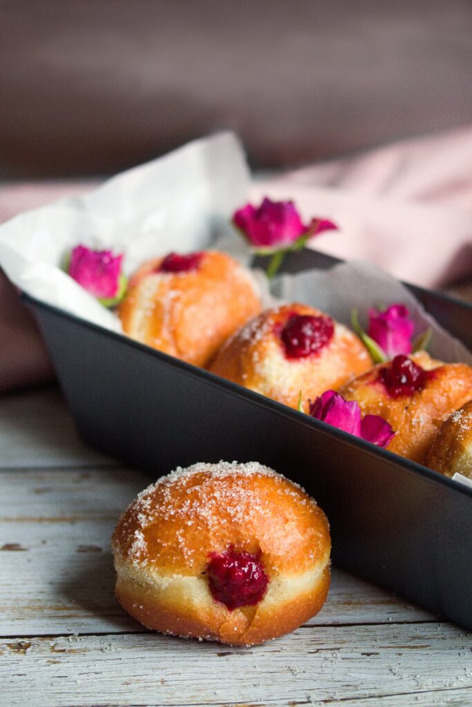 Pomalu kynuté koblížky s rychlou domácí višňovou marmeládou