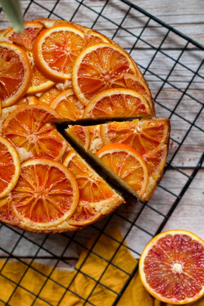 Obrácený koláč s krvavými pomeranči a olivovým olejem, Blood orange upside-down cake with olive oil