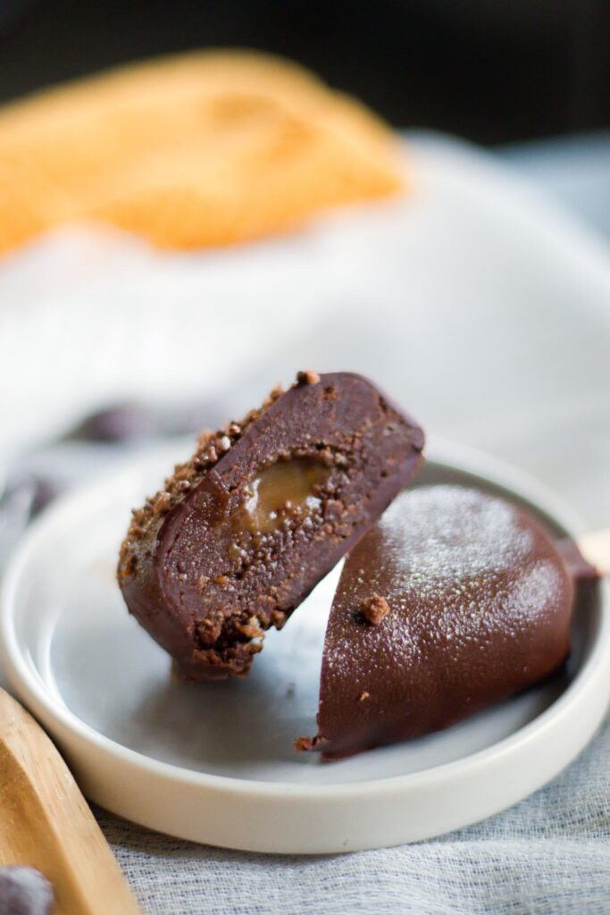 Cake pops (dortové nanuky nebo dortová lízátka), piškot, čokoláda, slaný karamel