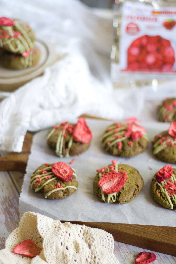 Matcha sušenky (cookies) s lyofilizovanými jahodami