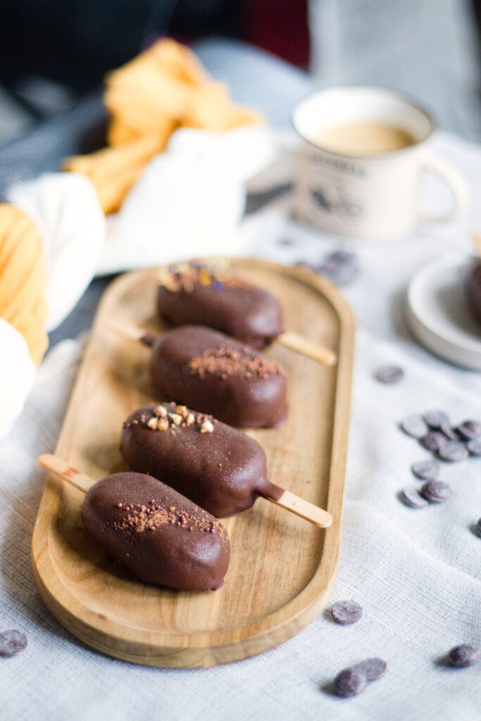 Cake pops (dortové nanuky nebo dortová lízátka), piškot, čokoláda, slaný karamel