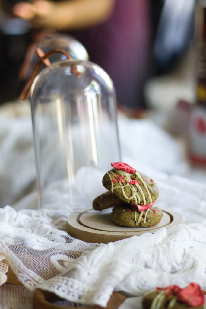 Matcha sušenky (cookies) s lyofilizovanými jahodami