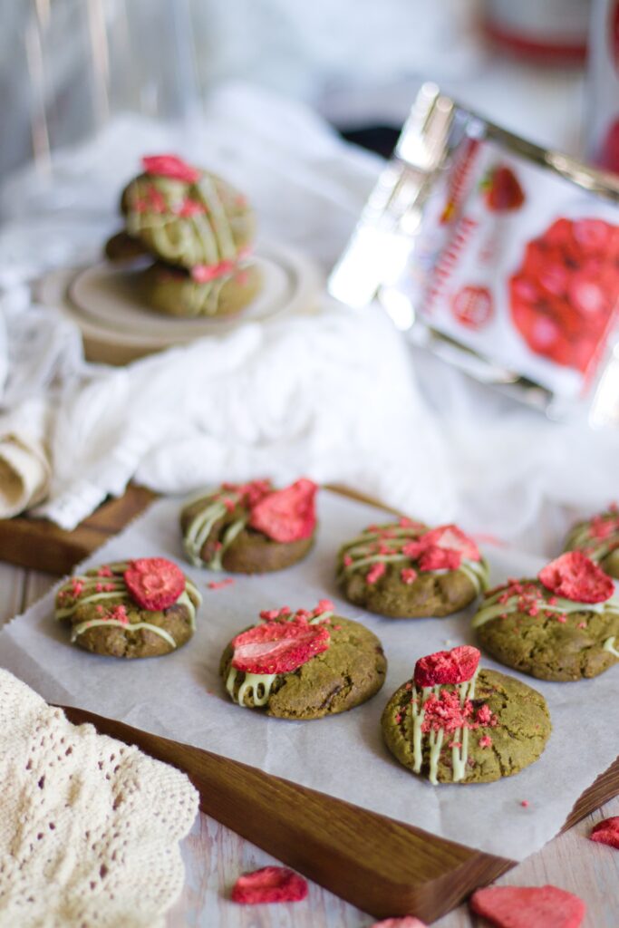 Matcha sušenky (cookies) s lyofilizovanými jahodami