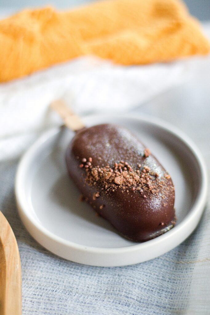 Cake pops (dortové nanuky nebo dortová lízátka), piškot, čokoláda, slaný karamel