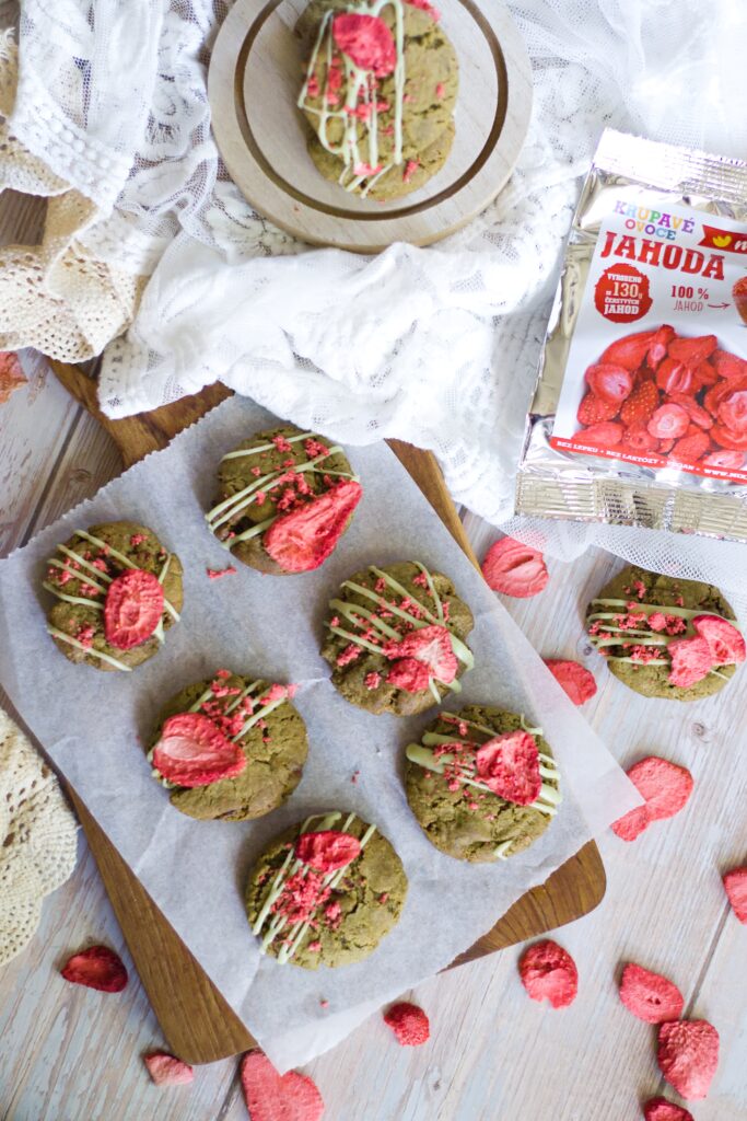 Matcha sušenky (cookies) s lyofilizovanými jahodami