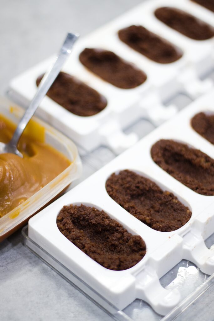 Cake pops (dortové nanuky nebo dortová lízátka), piškot, čokoláda, slaný karamel