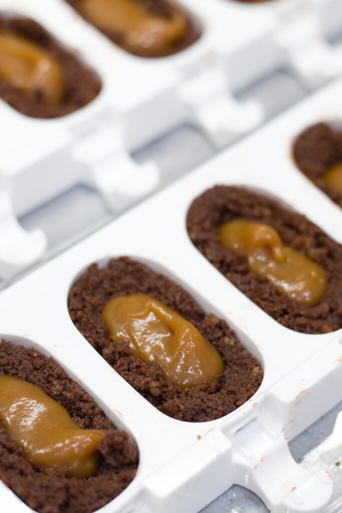 Cake pops (dortové nanuky nebo dortová lízátka), piškot, čokoláda, slaný karamel