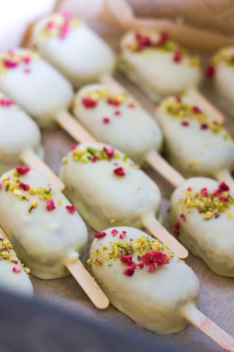 Cakepops (dortové nanuky, dortová lízátka), pistácie s malinou